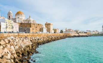 La nueva infraestructura permite que los cruceros se conecten a la red eléctrica en puerto, reduciendo emisiones contaminantes, ruido y consumo de combustibles fósiles durante su estancia en el Muelle Alfonso XIII