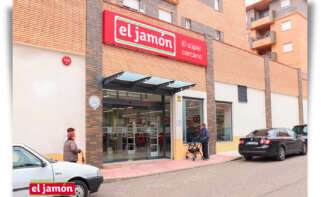 Exterior de la tienda de Supermercados El Jamón en Linares (Jaén). Foto: Supermercados El Jamón.