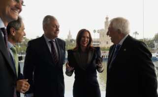 De izquierda a derecha, Antonio Fernández, delegado institucional de Iberdrola en Andalucía; José Luis Sanz, alcalde de Sevilla; Rocío Díaz, consejera de Fomento, Articulación del Territorio y Vivienda; y Francisco Herrero León, presidente de la Cámara de Comercio de Sevilla.