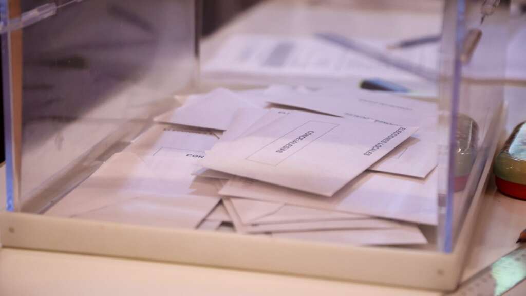 Papeletas dentro de la urna de votaciones, a 28 de mayo de 2023, en Sevilla