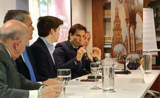 Jorge Roble, presidente de la Asociación Sevillana de Empresas Turísticas, interviene durante un foro celebrado en Sevilla.