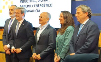 Jorge Paradela, consejero de Industria, Energía y Minas de la Junta de Andalucía, junto directivos de Moeve, Atlantic Copper, Atalaya Mining y NTT Data.