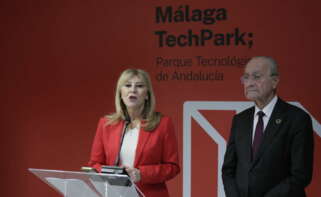 La consejera de Economía, Hacienda, Fondos Europeos y Diálogo Social, Carolina España, junto al alcalde de Málaga, Francisco de la Torre.