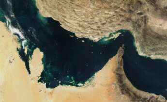 Imagen satelital del Estrecho de Ormuz, bloqueado por el conflicto bélico en Irán.
