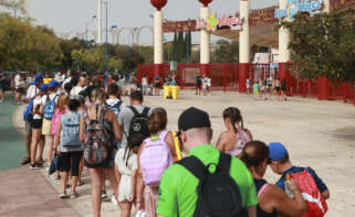 Visitantes en la puerta de Isla Mágica.