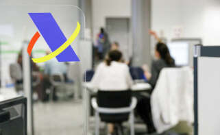 Varias personas son atendidas en la Agencia Tributaria para presentar la declaración de la renta. Foto: Carlos Luján / Europa Press.