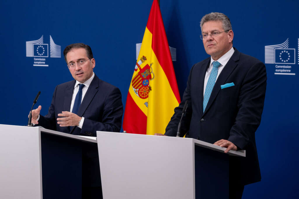 El ministro de Asuntos Exteriores, Unión Europea y Cooperación, José Manuel Albares (i), y el comisario de Comercio y negociador de la UE con Reino Unido, Maros Sefcovic (d), durante una rueda de prensa, en la sede de la Comisión Europea. Foto: Europa Press.