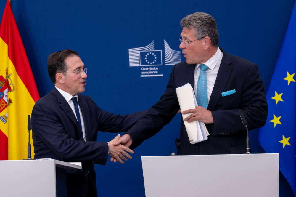El ministro de Asuntos Exteriores, Unión Europea y Cooperación, José Manuel Albares (i), y el comisario de Comercio y negociador de la UE con Reino Unido, Maros Sefcovic (d). Foto: Europa Press.