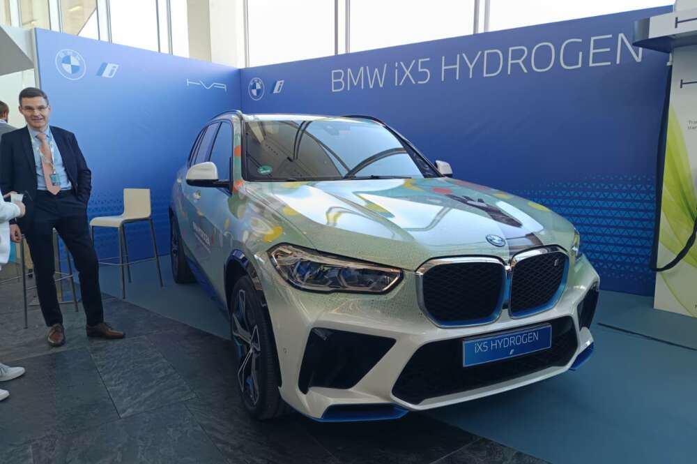 Klaas Kunze, jefe de conceptos y desarrollo de almacenamiento de hidrógeno de BMW, junto al modelo BMW iX5 Hydrogen.