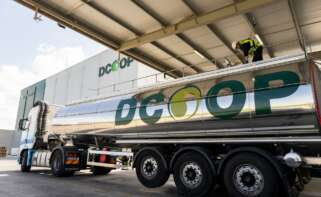 Camión cisterna de Dcoop.