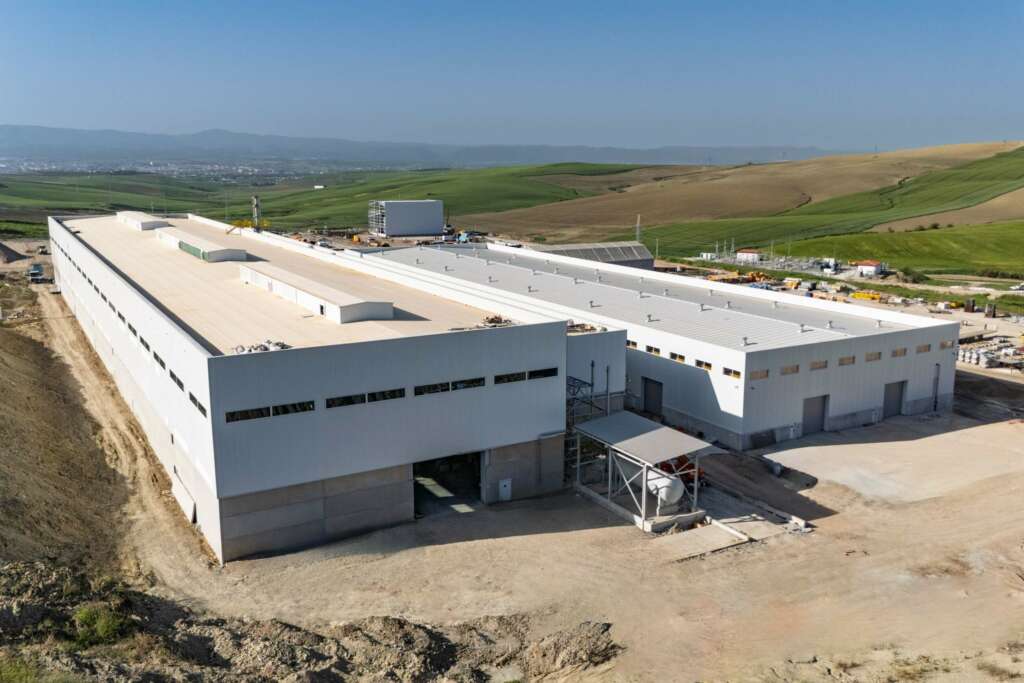 José María García, director de la unidad de negocio de cobre; y Aurora Gracia, vicepresidenta de Cunext.
