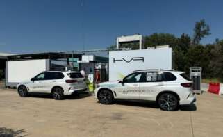 Coche de hidrógeno en una hidrogenera de HVR Energy.
