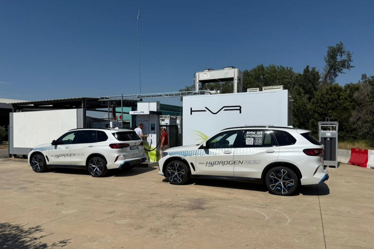 Coche de hidrógeno en una hidrogenera de HVR Energy.