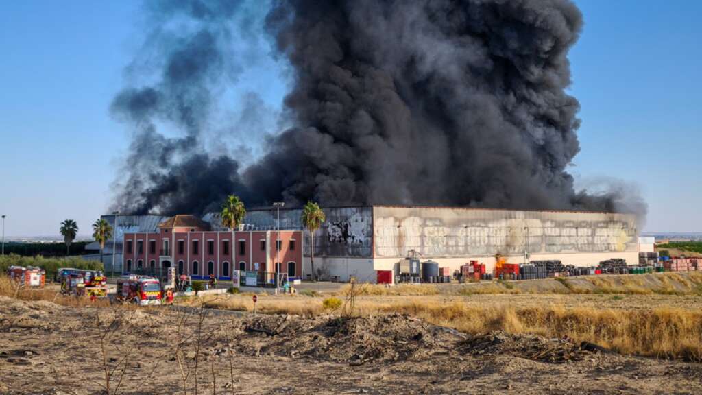 Imágenes del incendio en la fabrica Huerta Campo Rico en Burguillos, Sevilla