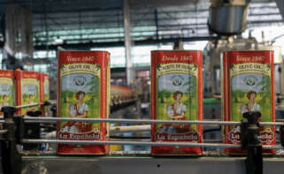 Envasado de 'La Esapañola' en la planta de Dos Hermanas (Sevilla).