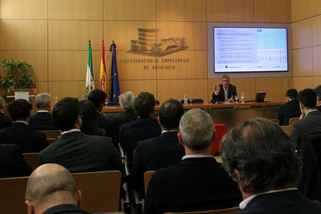 Manuel Carneiro, director del informe 'AgroSmart Tech Andalucía' durante su presentación en la CEA.