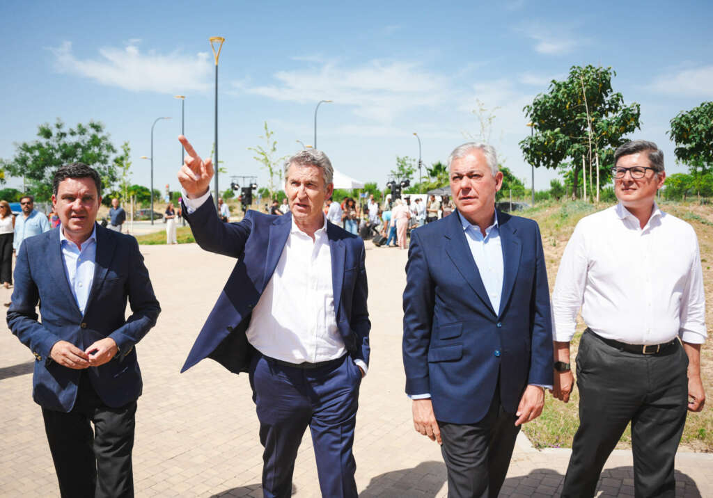 El presidente del PP, Alberto Núñez Feijóo (d), acompañado por el alcalde de Sevilla, José Luis Sanz (i), supervisa unas viviendas de promoción oficial en Sevilla. Foto: María José López / Europa Press