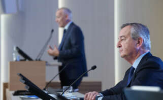 César González-Bueno y Sergio Palavecino, consejero delegado y director financiero del Banco Sabadell, respectivamente, durante la presentación de resultados del primer trimestre de 2026.