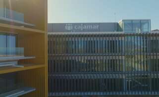 Banco de Crédito Social Cooperativo, la entidad de cabecera de Cajamar, ha acudido este jueves a los mercados para colocar un bono 'verde' de 500 millones de euros, para el que ha recibido una sobredemanda de 1.800 millones de euros, según ha informado en un comunicado. El papel cuenta con un plazo de vencimiento de seis años, con opción de amortización anticipada a los cinco años. El cupón se ha fijado en el 3,75%. La colocación a contado con un "destacado volumen" de órdenes de cuentas de alta calidad de unos 100 inversores institucionales, de los que cerca del 90% son internacionales. Los bancos colocadores han sido Crédit Agricole, Santander, Nomura, Deutsche Bank y Natixis. Con estas ya son dos las emisiones de bonos 'verdes' por importe total de 1.150 millones de euros y la tercera sostenible, ya que en 2022 lanzó su primera emisión de deuda sostenible, entonces con etiqueta social.