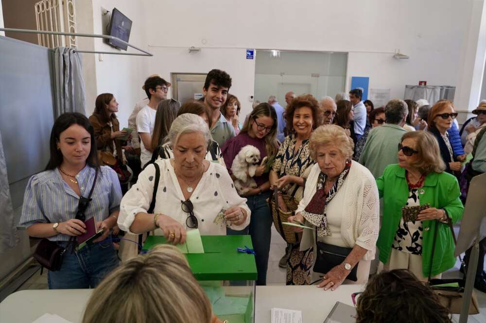 Imágenes de la jornada electoral en Andalucía . A 17 de mayo de 2026 en Málaga, Andalucía (España). Este domingo 17 de mayo, más de 6,8 millones de andaluces están llamados a las urnas para elegir a los 109 diputados que integrarán el Parlamento de Andalucía durante la XIII Legislatura. La cifra de votantes representa un aumento del 2,5 % con respecto al censo de las últimas elecciones autonómicas celebradas en junio de 2022.