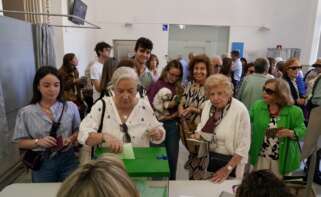 Imágenes de la jornada electoral en Andalucía . A 17 de mayo de 2026 en Málaga, Andalucía (España). Este domingo 17 de mayo, más de 6,8 millones de andaluces están llamados a las urnas para elegir a los 109 diputados que integrarán el Parlamento de Andalucía durante la XIII Legislatura. La cifra de votantes representa un aumento del 2,5 % con respecto al censo de las últimas elecciones autonómicas celebradas en junio de 2022.