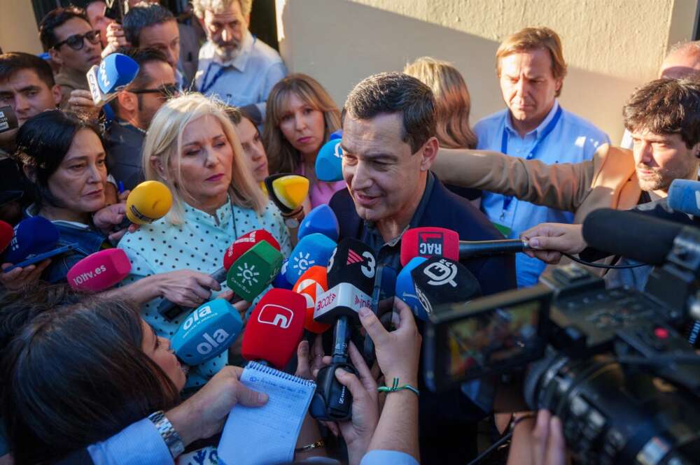 El candidato del PP andaluz a la reelección, Juanma Moreno, atiende a los medios a su llegada a la sede del PP en Sevilla para seguir los resultados electorales. A 17 de mayo de 2026 en Sevilla (Andalucía)