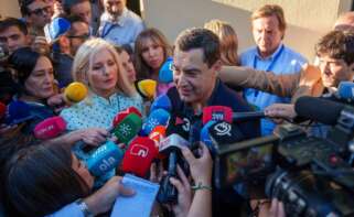 El candidato del PP andaluz a la reelección, Juanma Moreno, atiende a los medios a su llegada a la sede del PP en Sevilla para seguir los resultados electorales. A 17 de mayo de 2026 en Sevilla (Andalucía)