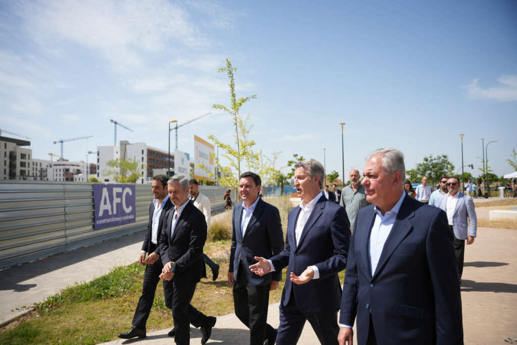 El presidente del PP, Alberto Núñez Feijóo (d), acompañado por el alcalde de Sevilla, José Luis Sanz (i), supervisa unas viviendas de promoción oficial en Sevilla. Foto: María José López / Europa Press