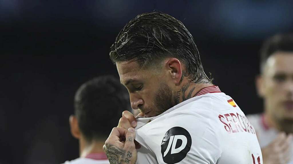 Sergio Ramos se besa el escudo del Sevilla.