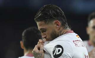 Sergio Ramos se besa el escudo del Sevilla.