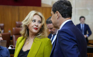 El presidente de la Junta de Andalucía, Juanma Moreno, junto a la consejera de Economía, Hacienda, Fondos Europeos y Diálogo Social de la Junta de Andalucía, Carolina España.