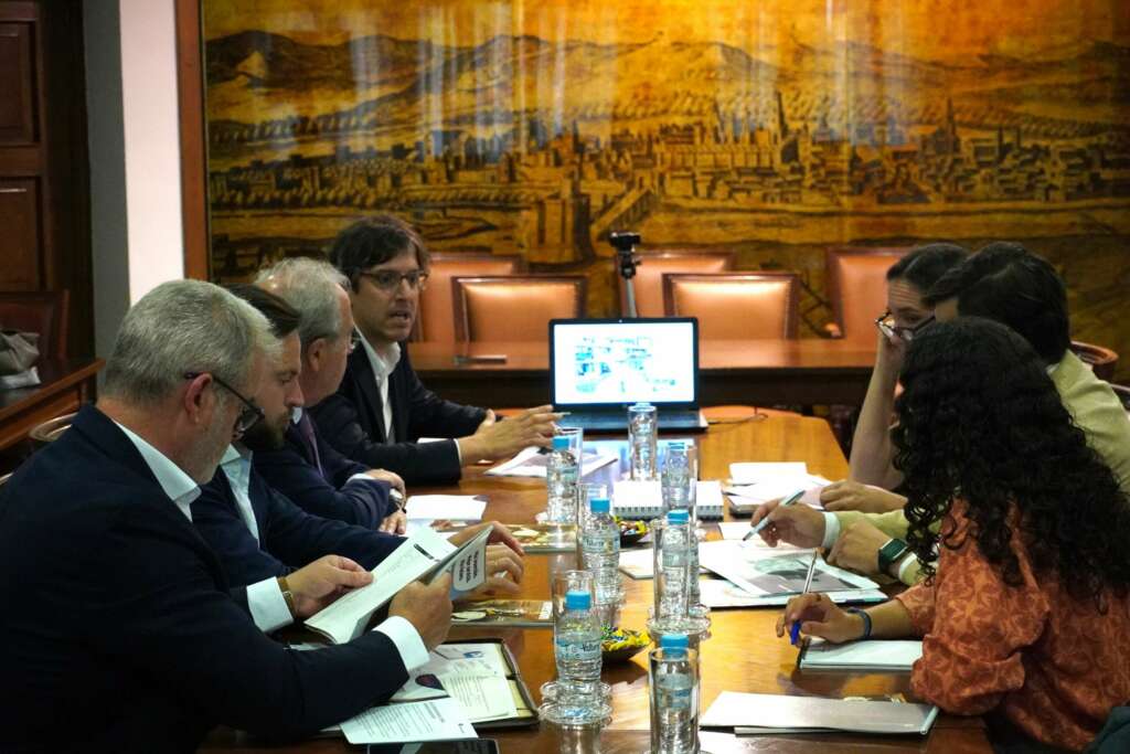 Representantes de la Cámara de Comercio, la Confederación de Empresarios de Córdoba, la Junta de Andalucía, Banco Sabadell, IMDEEC, IPRODECO, Universidad Loyola y Economía Digital se reúnen como comité asesor de los reconocimientos 'Empresas Emergentes'.