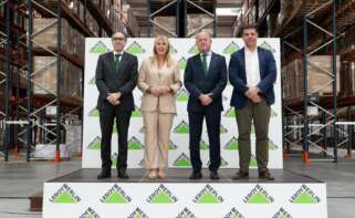 El acto de inauguración ha contado con la presencia de representantes institucionales como Carolina España Reina y el alcalde de la localidad, Manuel J. Barón Ríos, además de directivos de la compañía como Benito Vicente