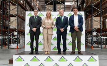 El acto de inauguración ha contado con la presencia de representantes institucionales como Carolina España Reina y el alcalde de la localidad, Manuel J. Barón Ríos, además de directivos de la compañía como Benito Vicente