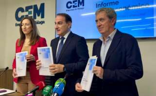 Javier González de Lara, Natalia Sánchez y Esteban Bueno, respectivamente presidente, vicepresidenta y tesorero de la Confederación de Empresarios de Málaga, en la presentación del informe socioeconómico 2025-2026 de la provincia.
