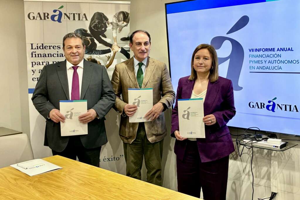 Antonio Vega y Javier González de Lara, director general y presidente de la SGR andaluza, respectivamente; junto a Maribel Martínez, CEO de Abay Analistas.