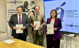 Antonio Vega y Javier González de Lara, director general y presidente de la SGR andaluza, respectivamente; junto a Maribel Martínez, CEO de Abay Analistas.