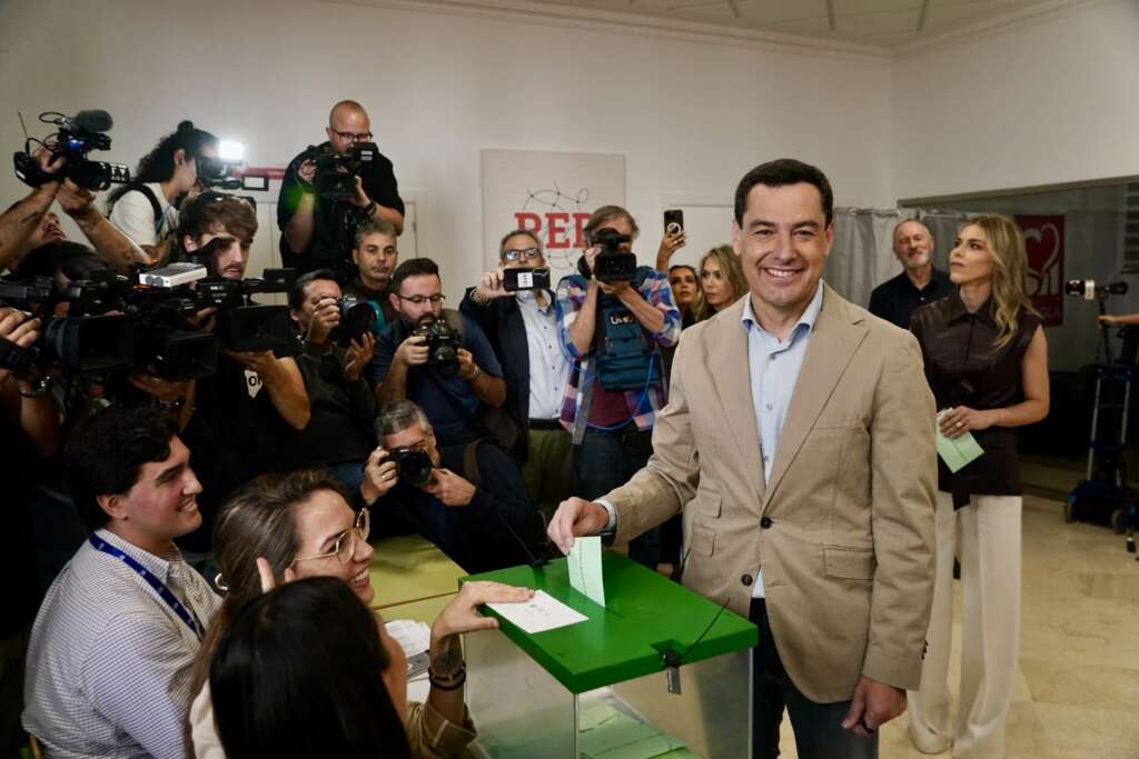El candidato del PP-A a la reelección al frente de la Junta, Juanma Moreno, ejerce su derecho al voto en Málaga.