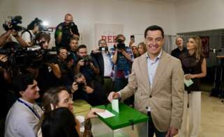 El candidato del PP-A a la reelección al frente de la Junta, Juanma Moreno, ejerce su derecho al voto en Málaga.