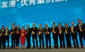 Gerardo Landaluce, presidente del Puerto de Algeciras, junto a otros premiados en el Foro de la Ruta de la Seda en China (MPF2026).