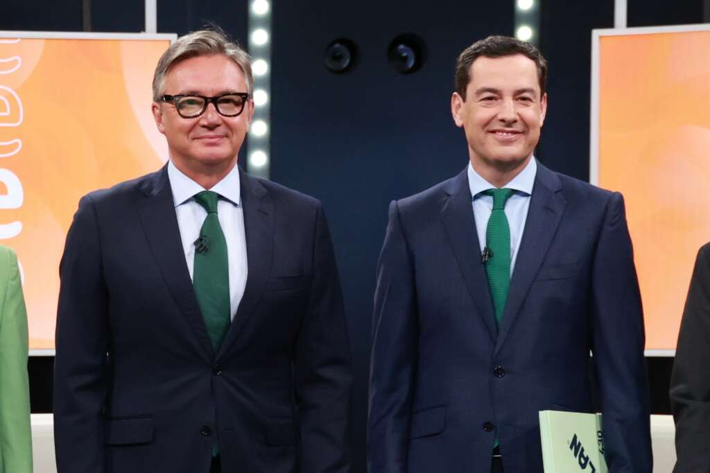 Juanma Moreno, presidente de la Junta de Andalucía desde 2019 (dcha.), junto a Manuel Gavira, líder andaluz de Vox, en uno de los debates durante la campaña electoral.