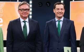 Juanma Moreno, presidente de la Junta de Andalucía desde 2019 (dcha.), junto a Manuel Gavira, líder andaluz de Vox, en uno de los debates durante la campaña electoral.