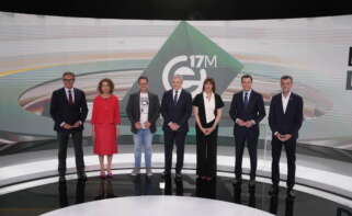 Los candidatos de Vox, PSOE, Adelante Andalucía, PP y Por Andalucía, junto a los moderadores de RTVA, antes del debate en Canal Sur en la semana de las elecciones. Joaquín Corchero / Europa Press