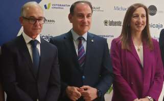 Isidro Rubiales, CEO de Unicaja, junto a Javier González de Lara y Natalia Sánchez, presidente y vicepresidenta ejecutiva y secretaria general de CEM, respectivamente.