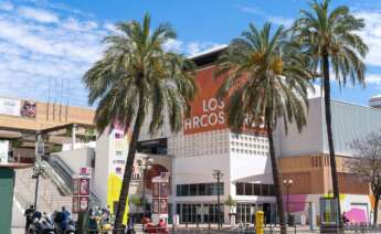 Fachada exterior del centro comercial Los Arcos, ubicado en Sevilla y propiedad de Castellana Properties.