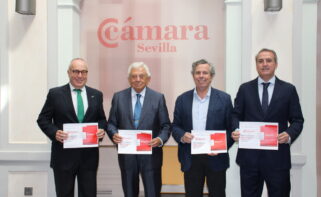Analistas de Merkadhok junto a Francisco Herrero y Salvador Fernández (centro), presidente y gerente de la Cámara de Sevilla, respectivamente.