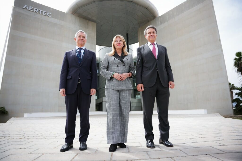 La consejera de Economía, Hacienda, Fondos Europeos y Diálogo Social y portavoz del Gobierno andaluz, Carolina España, junto al CEO de Aertec, Antonio Gómez-Guillamón, frente a la sede de Aertec en Málaga.