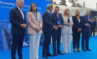 Maarten Wetselaar, CEO de Moeve (izda.), junto a representantes institucionales de la provincia de Huelva y la Junta de Andalucía.