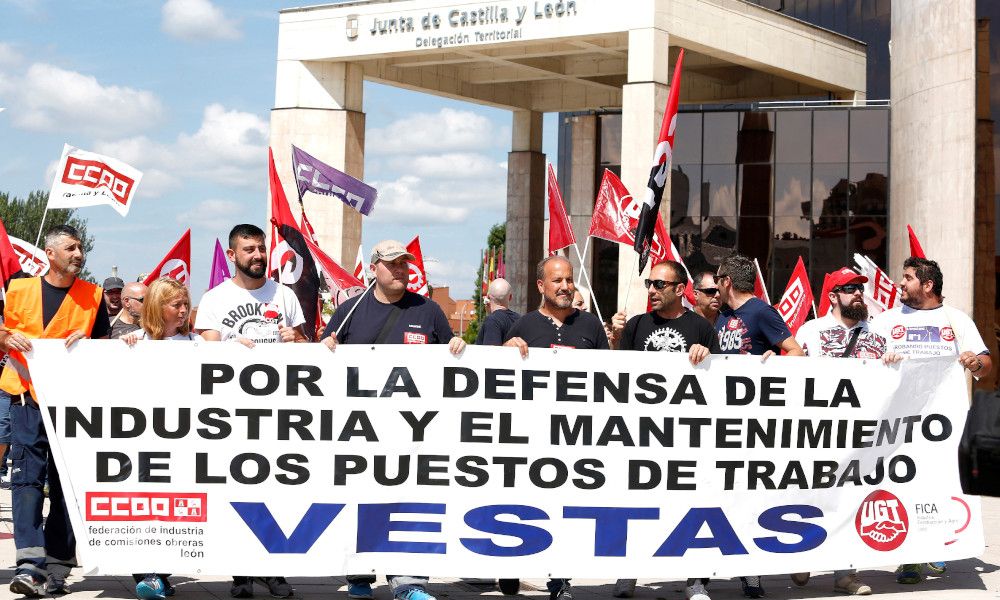 Protesta de los trabajadores de Vestas en León contra el cierre de la planta / EFE