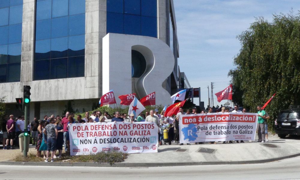 Imagen de archivo de una protesta de los trabajadores de Comfica y de Indra frente a la sede de R en el polígono de A Grela / CIG